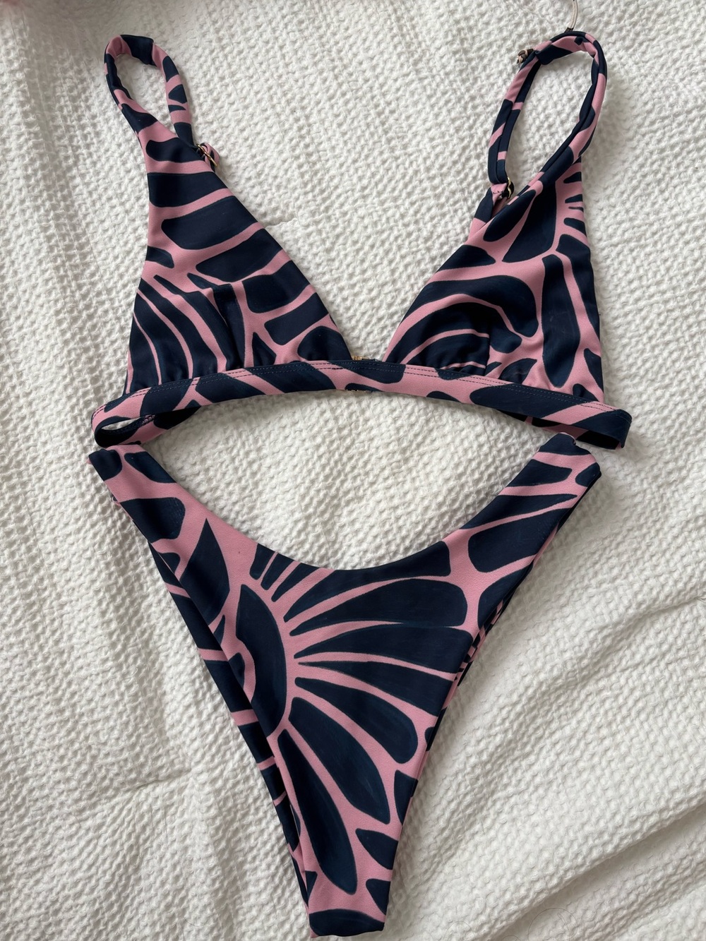 Skatie Conch Bikini set Kourtney Top Suzanne Bottoms in size Large